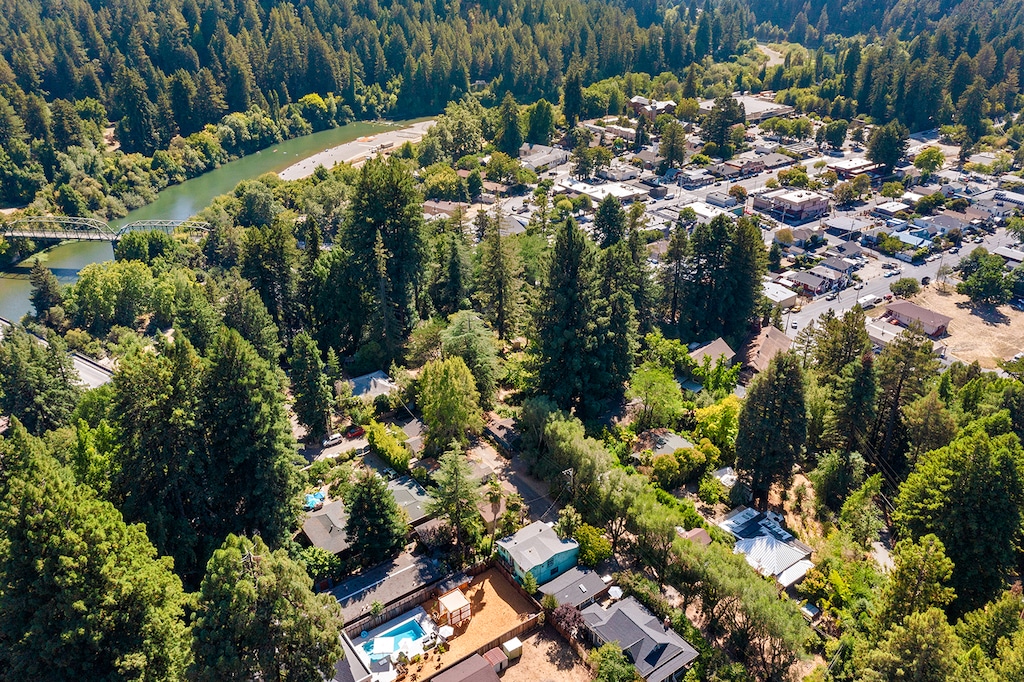 So close to town and the Russian River!