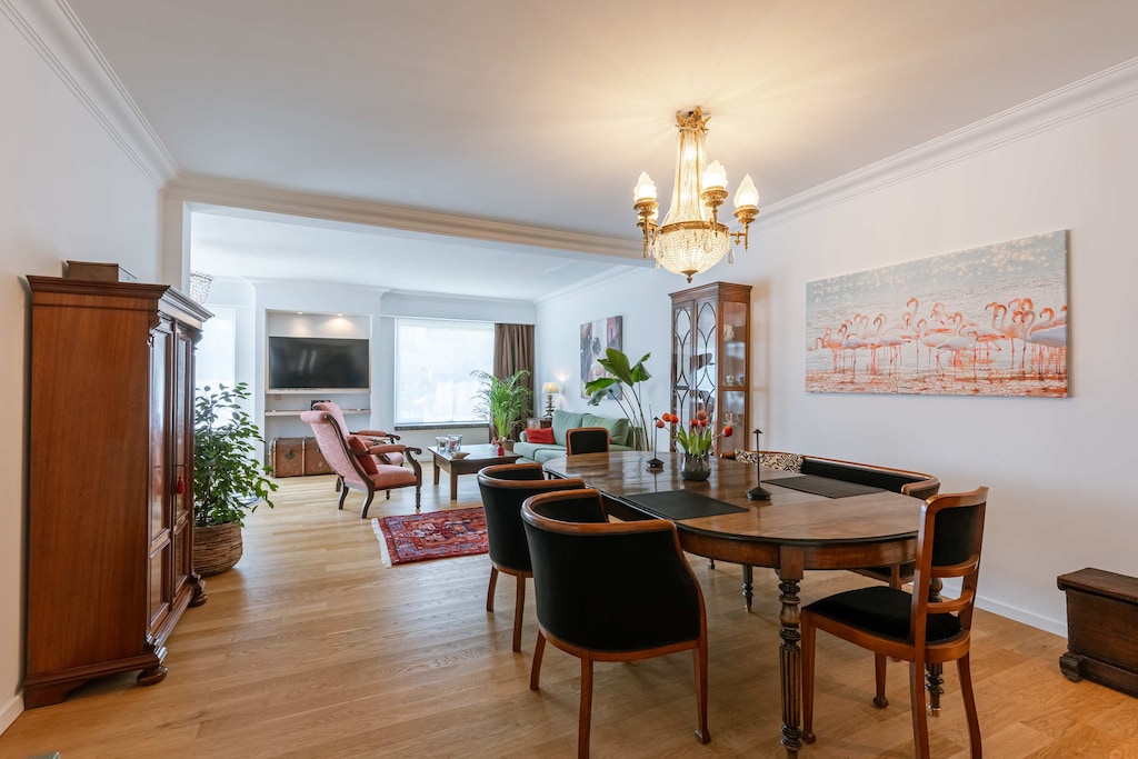 Gather around for memorable dinners, the perfect setting for wine, laughter, and long conversations.