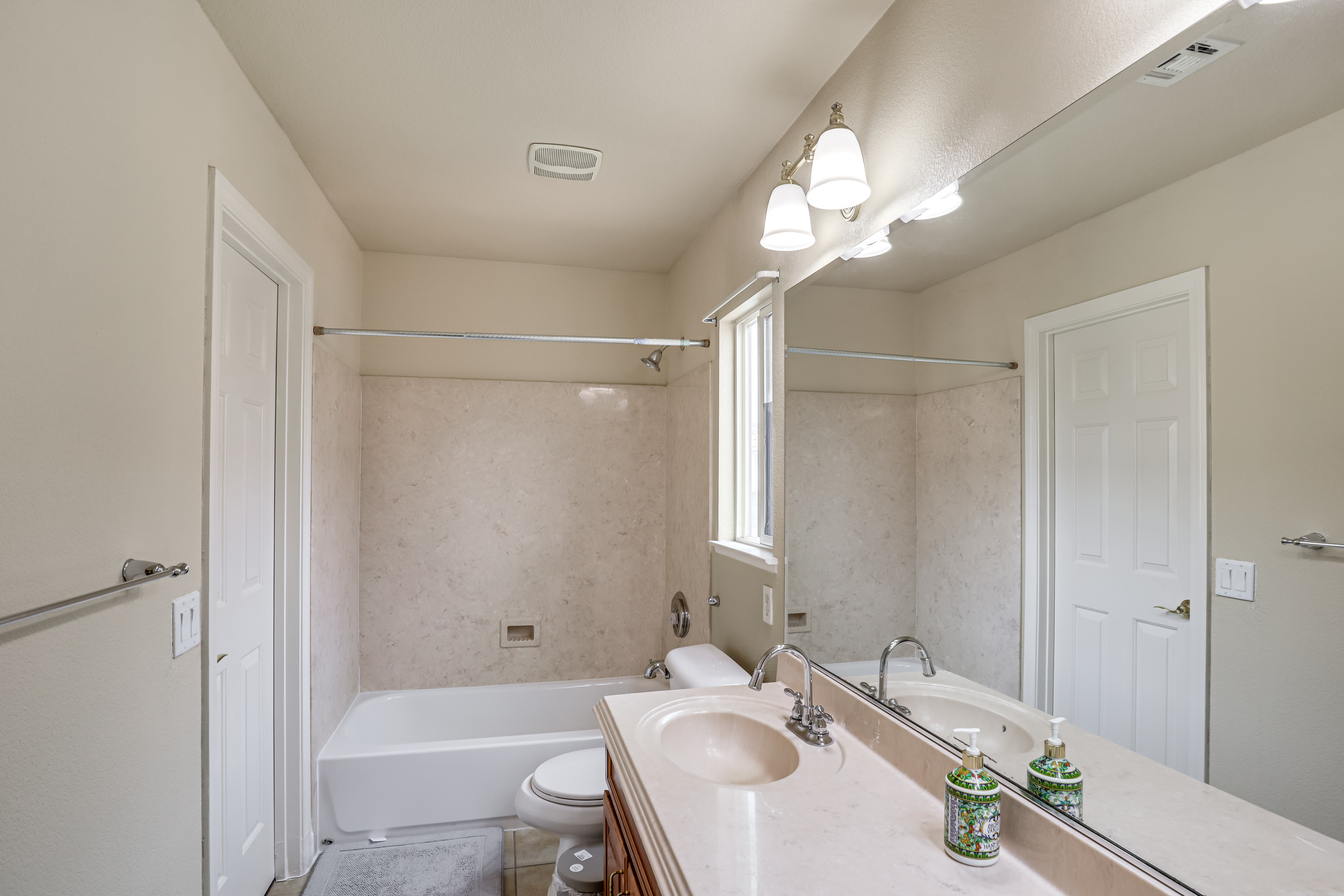 Grand & Convenient Home 7 Mi to Las Vegas Strip!