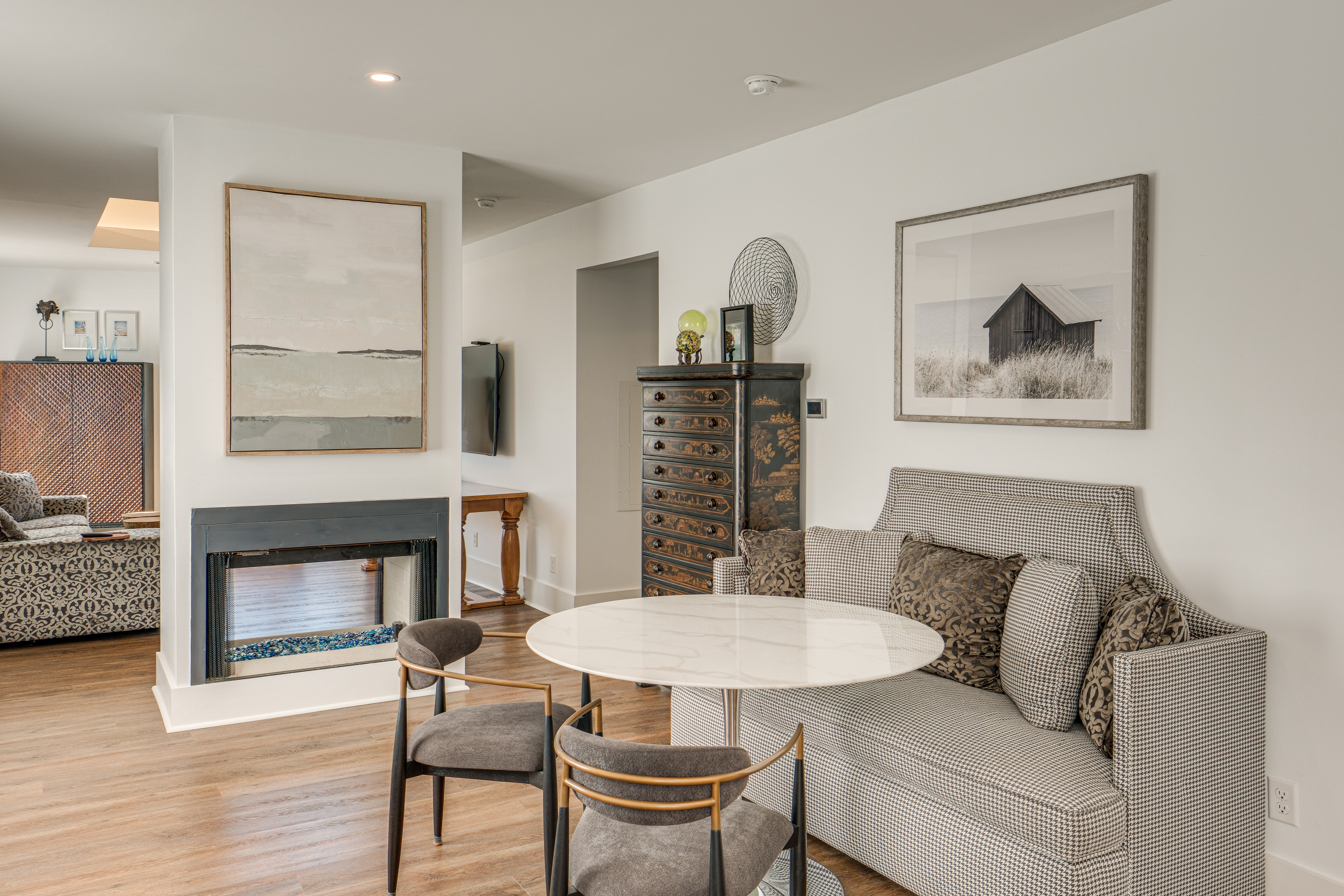 7 Mi to Dtwn & Lake Erie: Sleek Cleveland Apt!