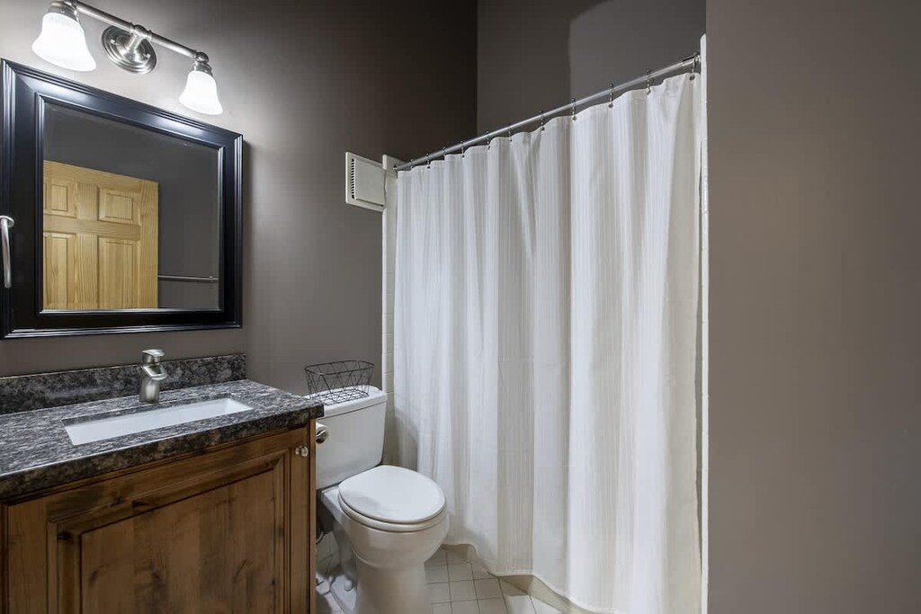 Guest Bathroom w/Shower & Tub