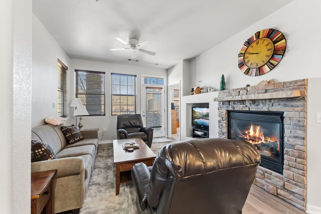 SG Ten Mile B-102 living room fireplace and TV