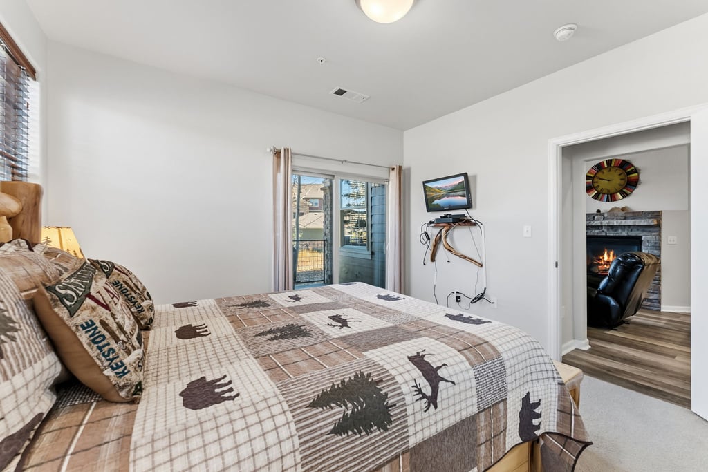 SG Ten Mile B-102 master bedroom TV