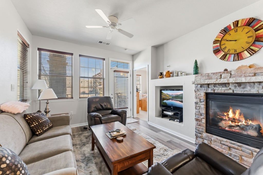 SG Ten Mile B-102 living room