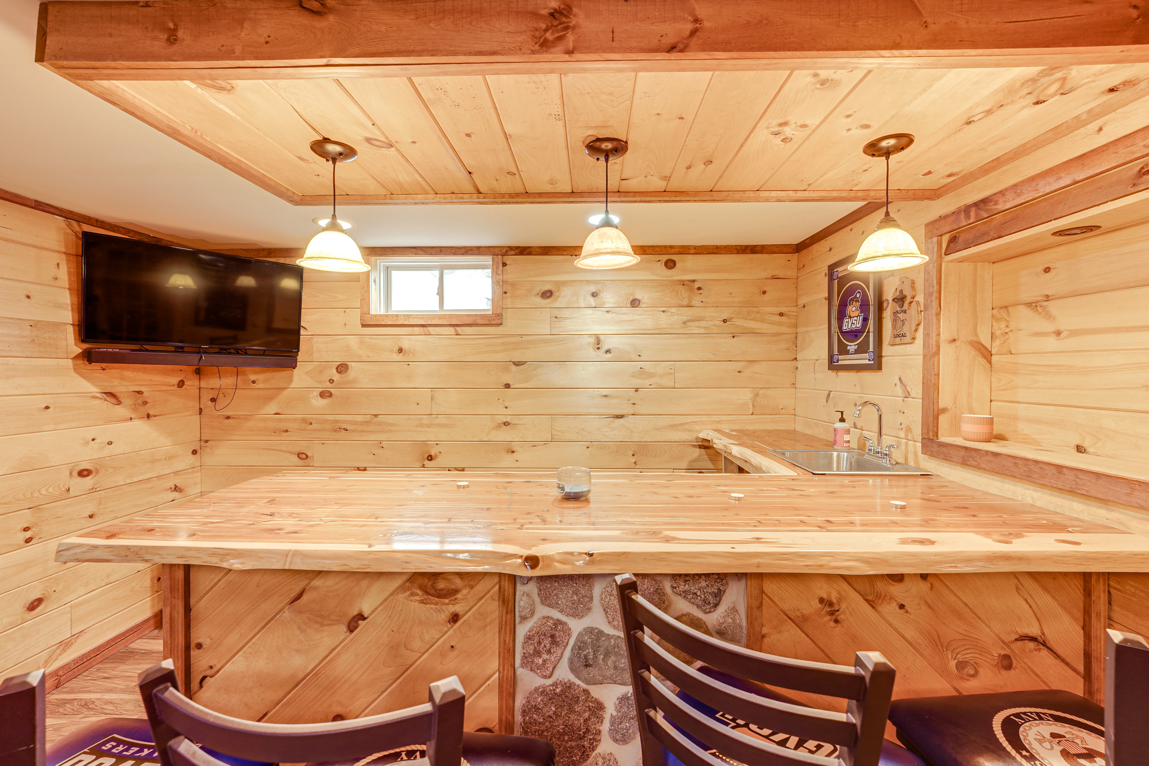 Detached Sauna, Movie Room! Relaxation in Muskegon