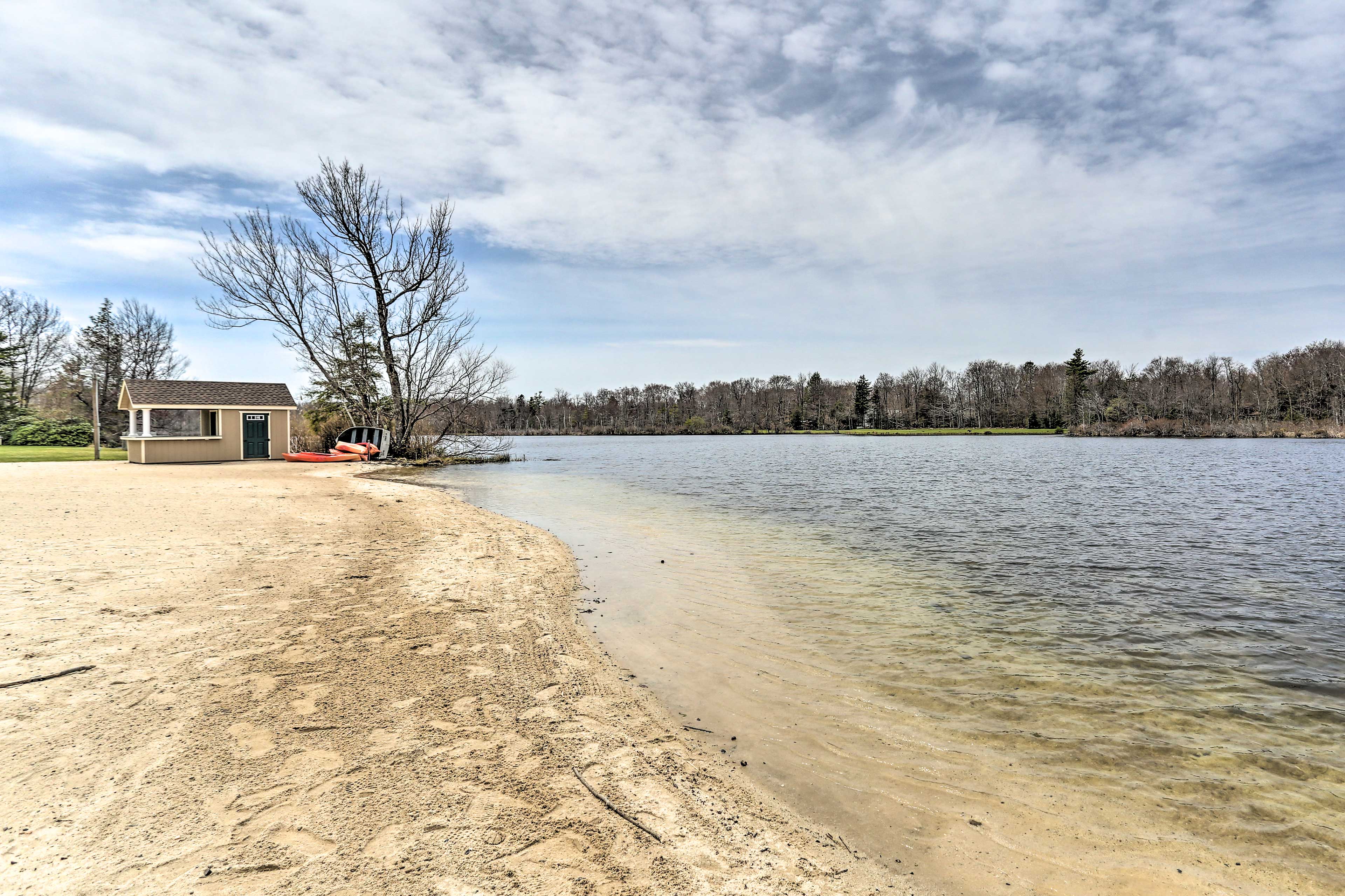 Private Hot Tub! Tobyhanna Getaway 12 Mi to Slopes