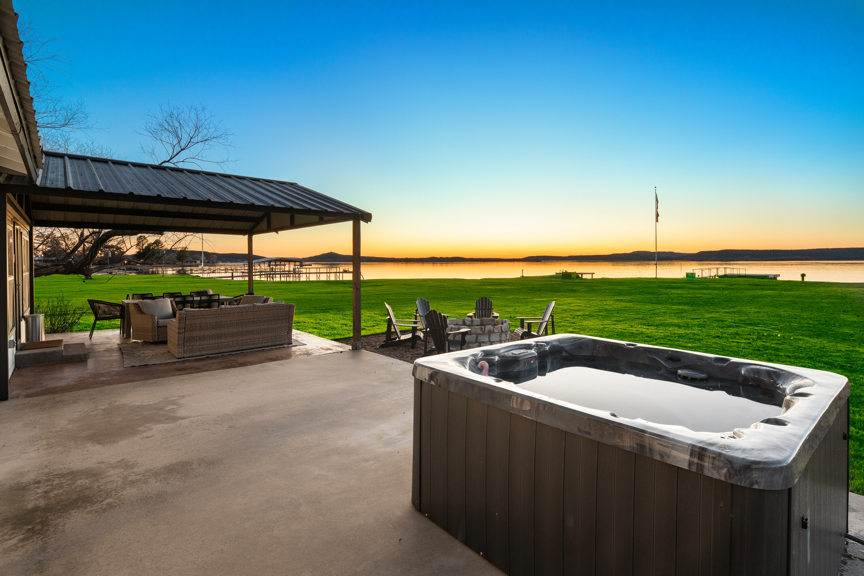 Lakefront Gem w/ Hot Tub & Game Room in Graford