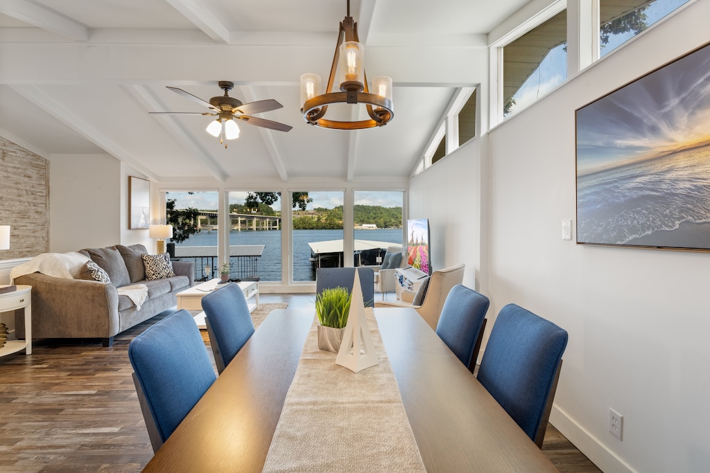 Gather with special ones and enjoy your meals with a lake view.