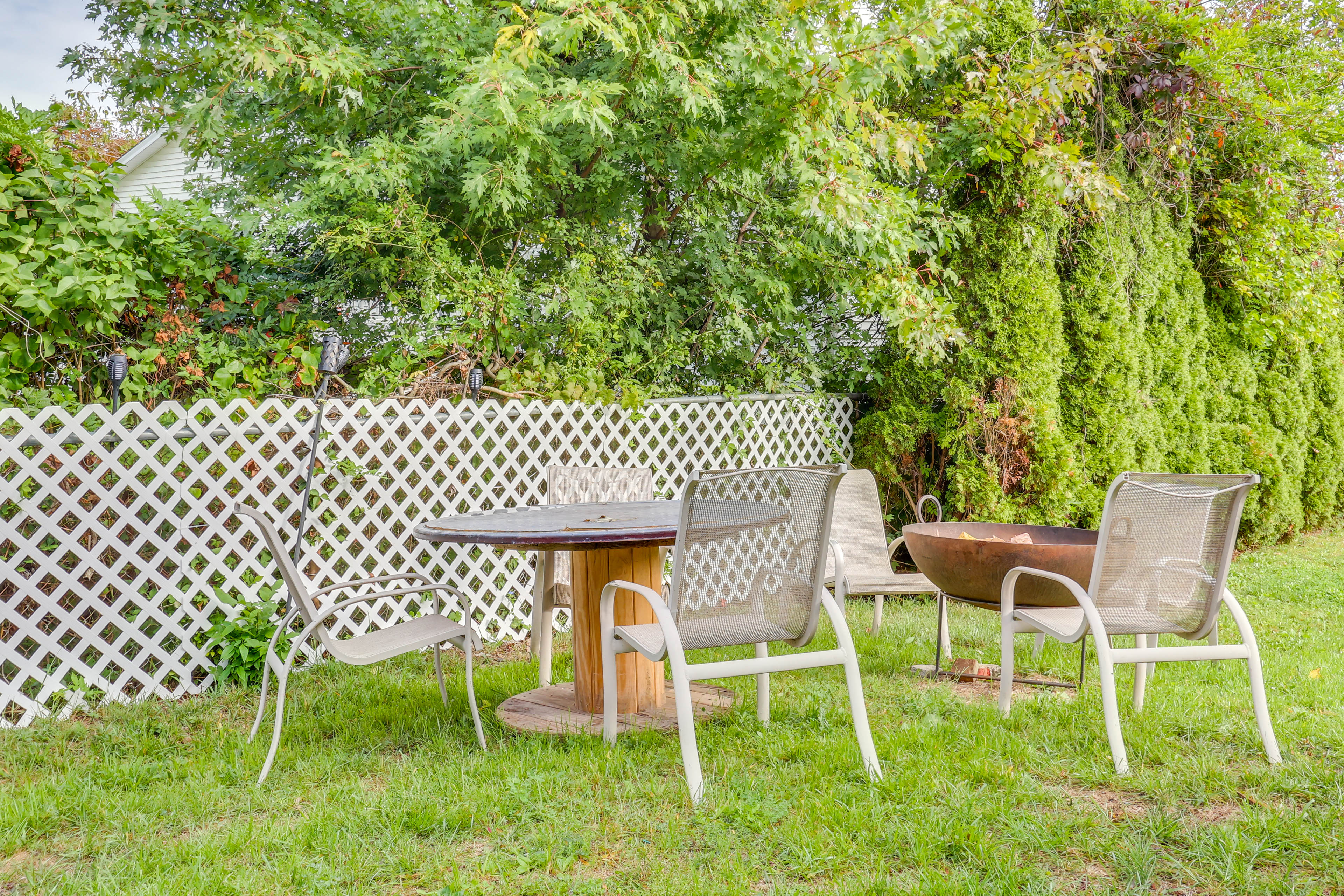 Fire Pit + Yard: West Haven Apt, 5 Mi to Yale!