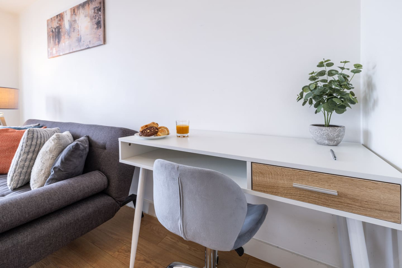 Modern City Centre Flat • Balcony • Free Parking • Fast WiFi • Self-Check-In