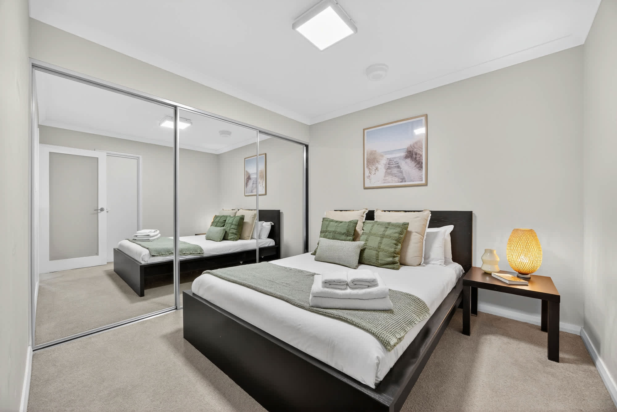 Modern 2BR Apartment in the Heart of Rockingham, Close to Beach, Shops, & Naval Base