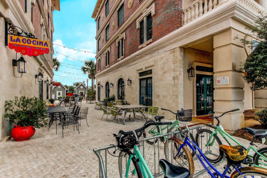 Enjoy dining and shopping in Seacrest