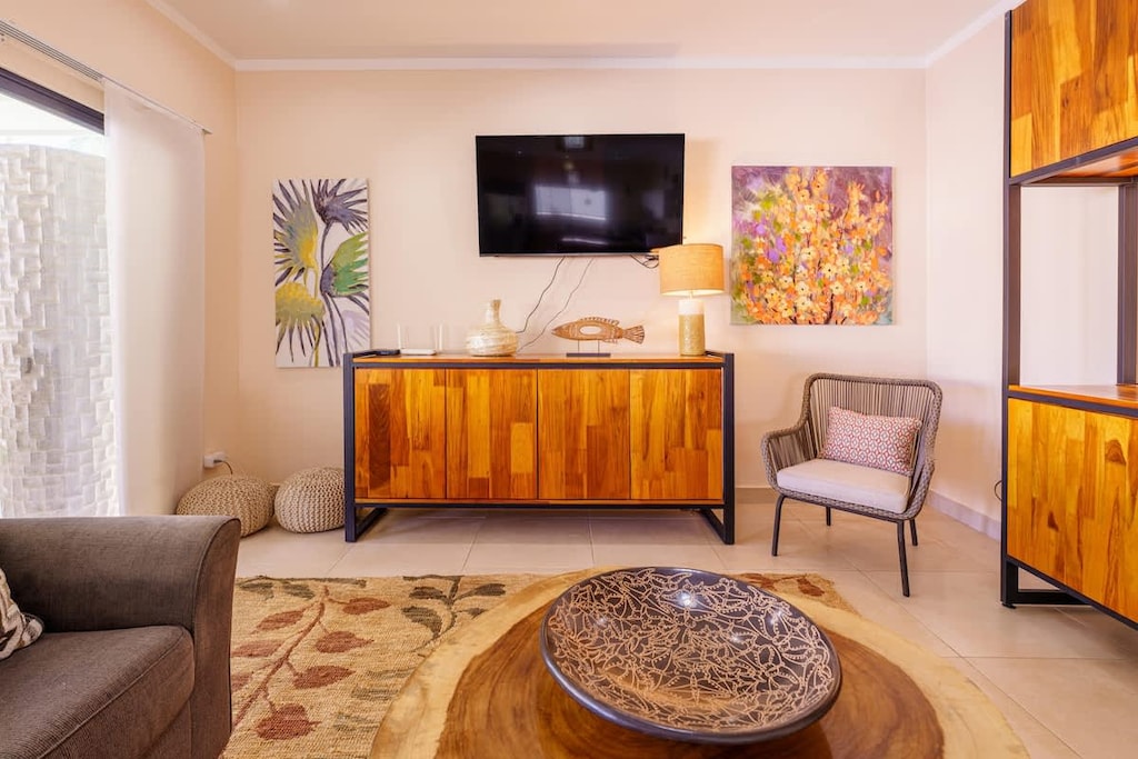 Spacious living room