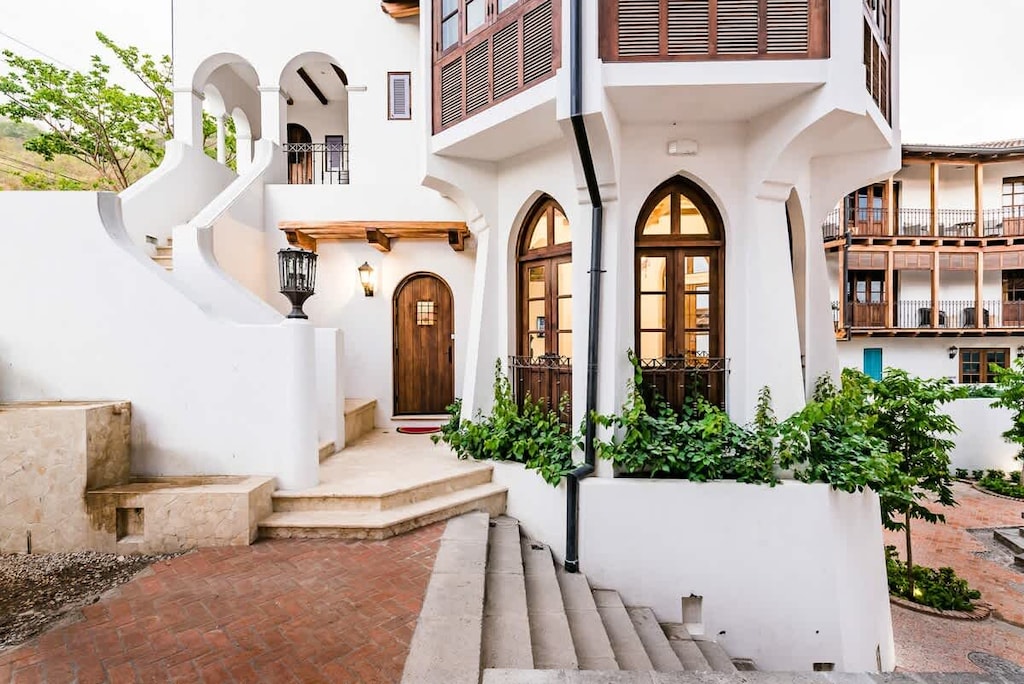 Plaza Carlota 2. Main Entrance