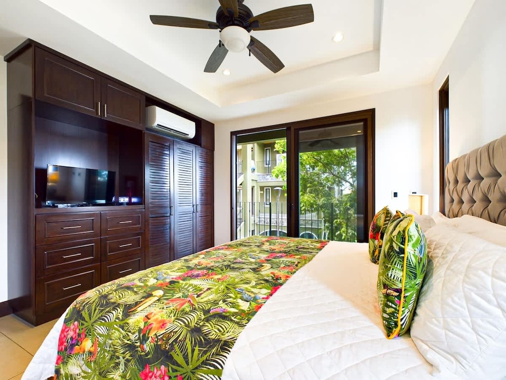 Master bathroom, King bed, spectacular view