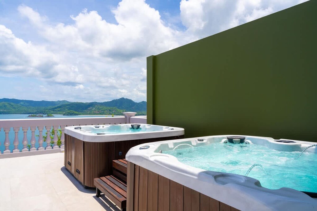 Relax in the bathtub and enjoy the sea view
