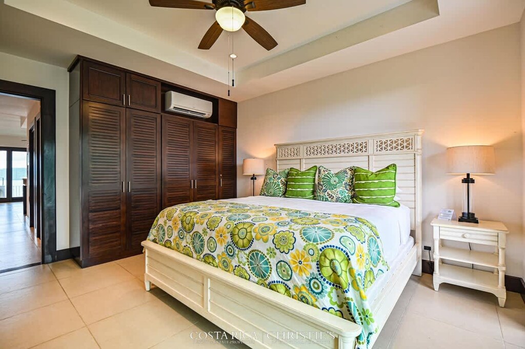 Master bedroom, spacious closet