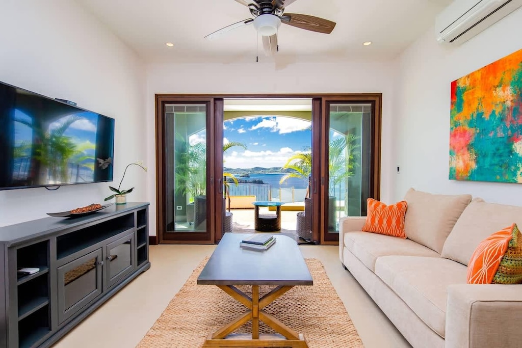 Living are, large flat screen TV, awe-inspiring ocean view