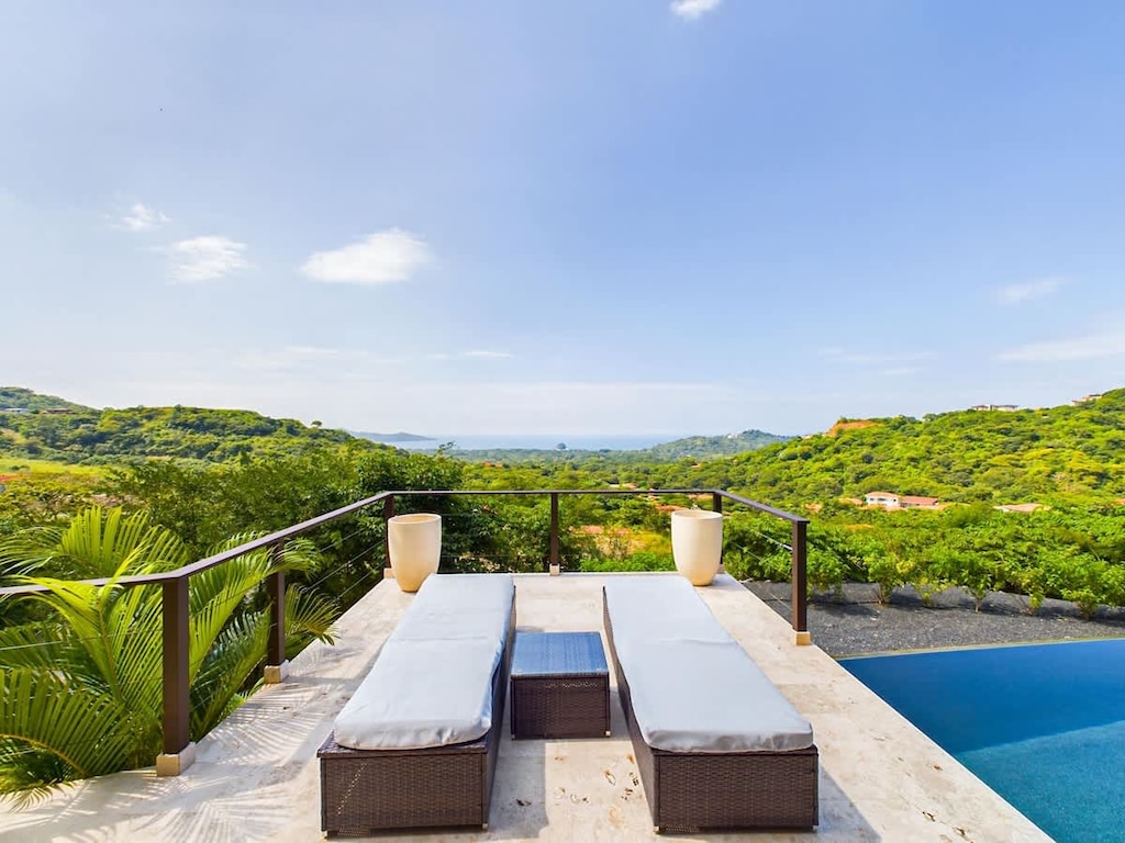 Enjoy the view and relaxing in this comfortable sun loungers