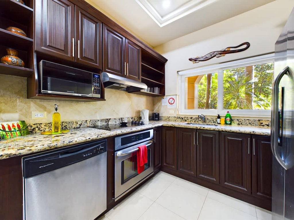 Gourmet kitchen, granite countertops