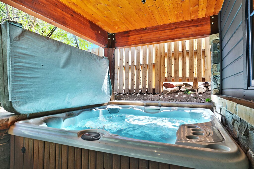 Hot tub: 7-person capacity, located on bottom floor patio