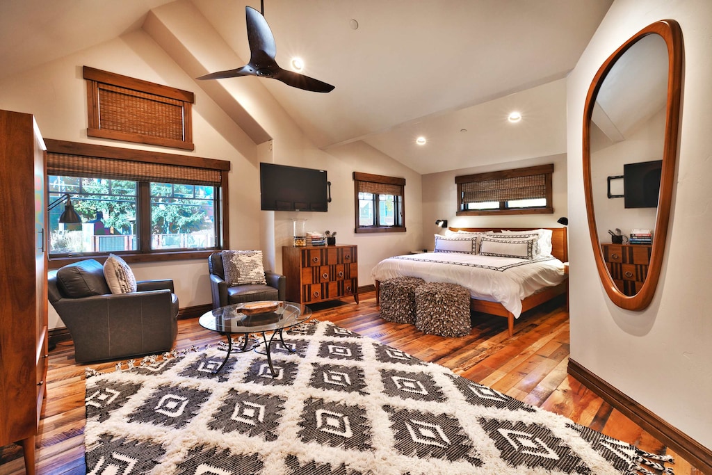 Bedroom 1 (upper floor): King bed, Smart TV, mini-split A/C