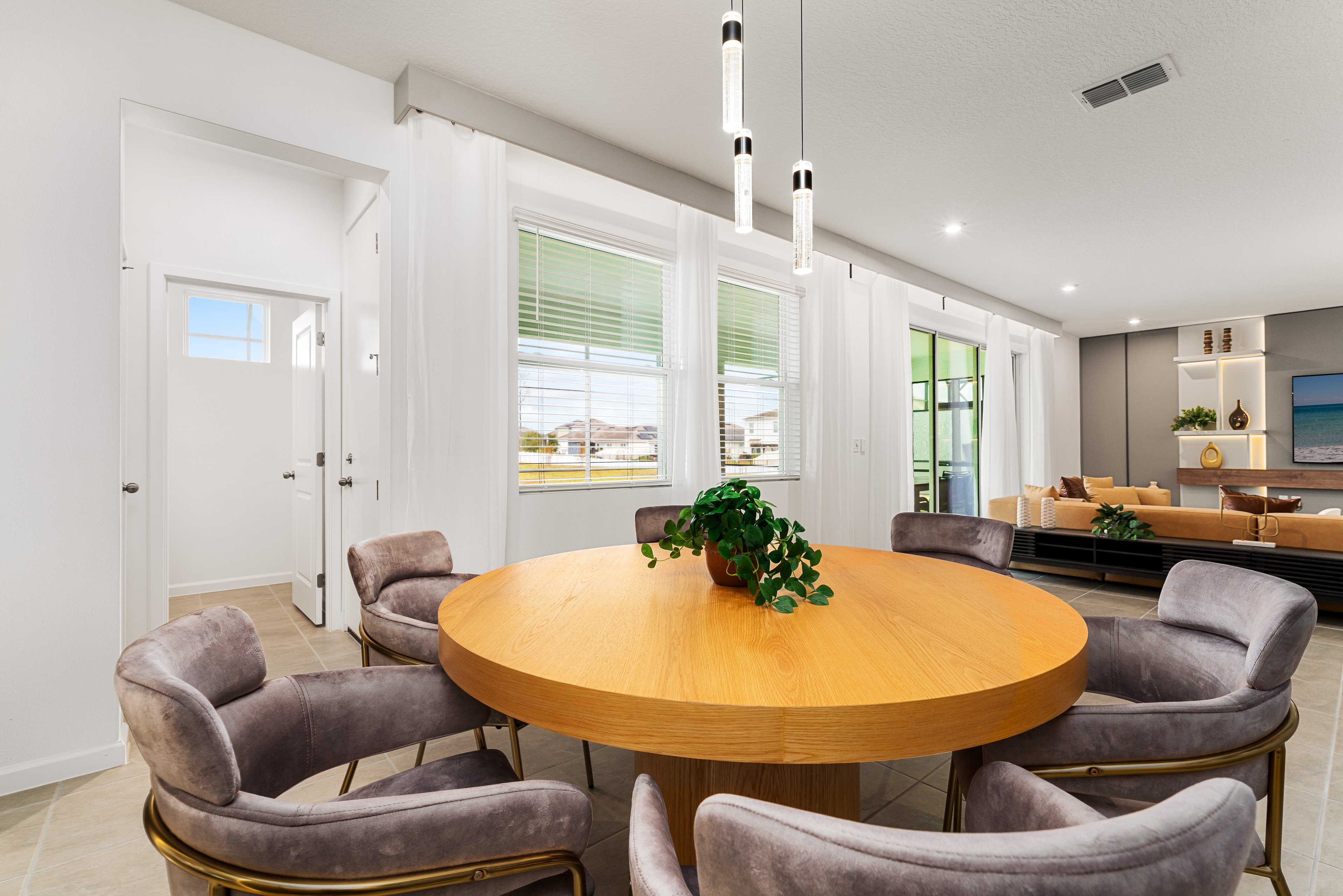 Orlando Oasis: Themed Rooms, Pool & Surf Simulator