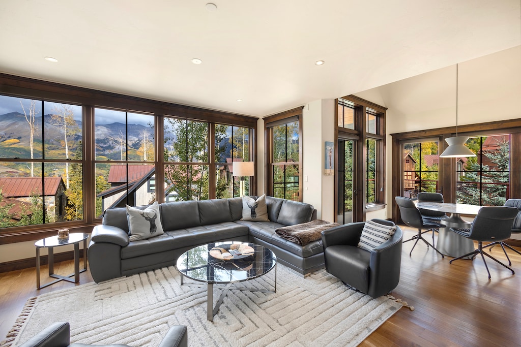 1.03-telluride-on-trails-edge-living-room