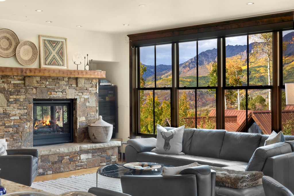 1.0-telluride-on-trails-edge-living-room
