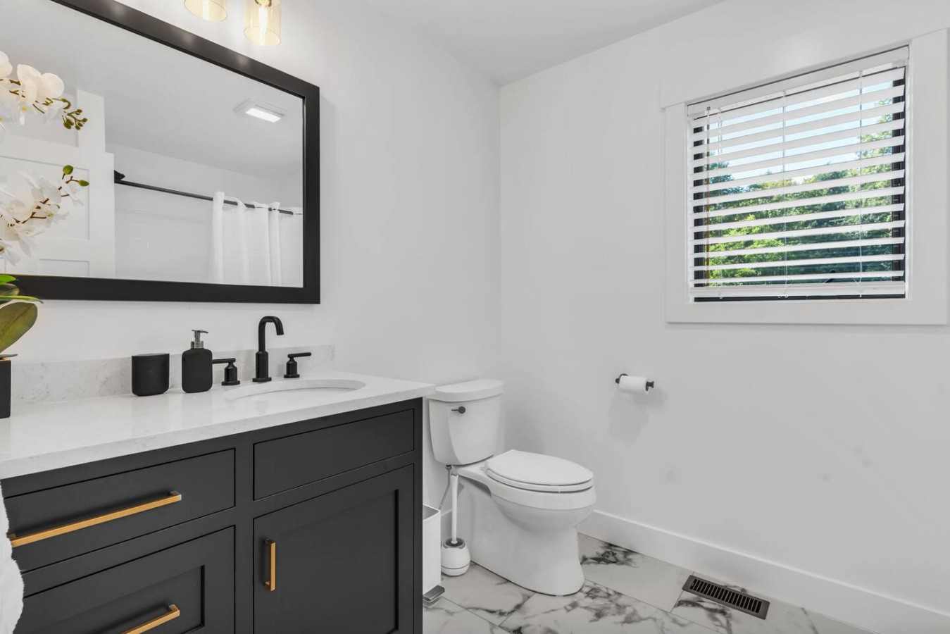 Luxury Retreat, Hot Tub, Fireplace and More!