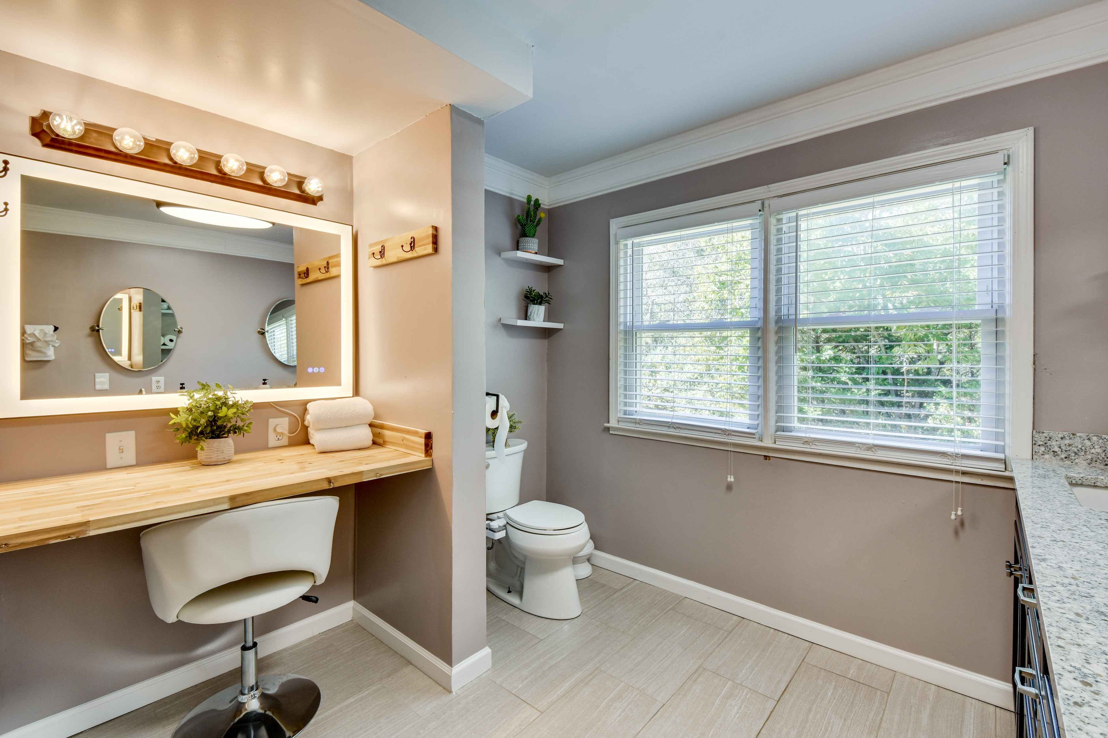 6 Mi to Dtwn Anderson: Grand Family Home w/ Yard!