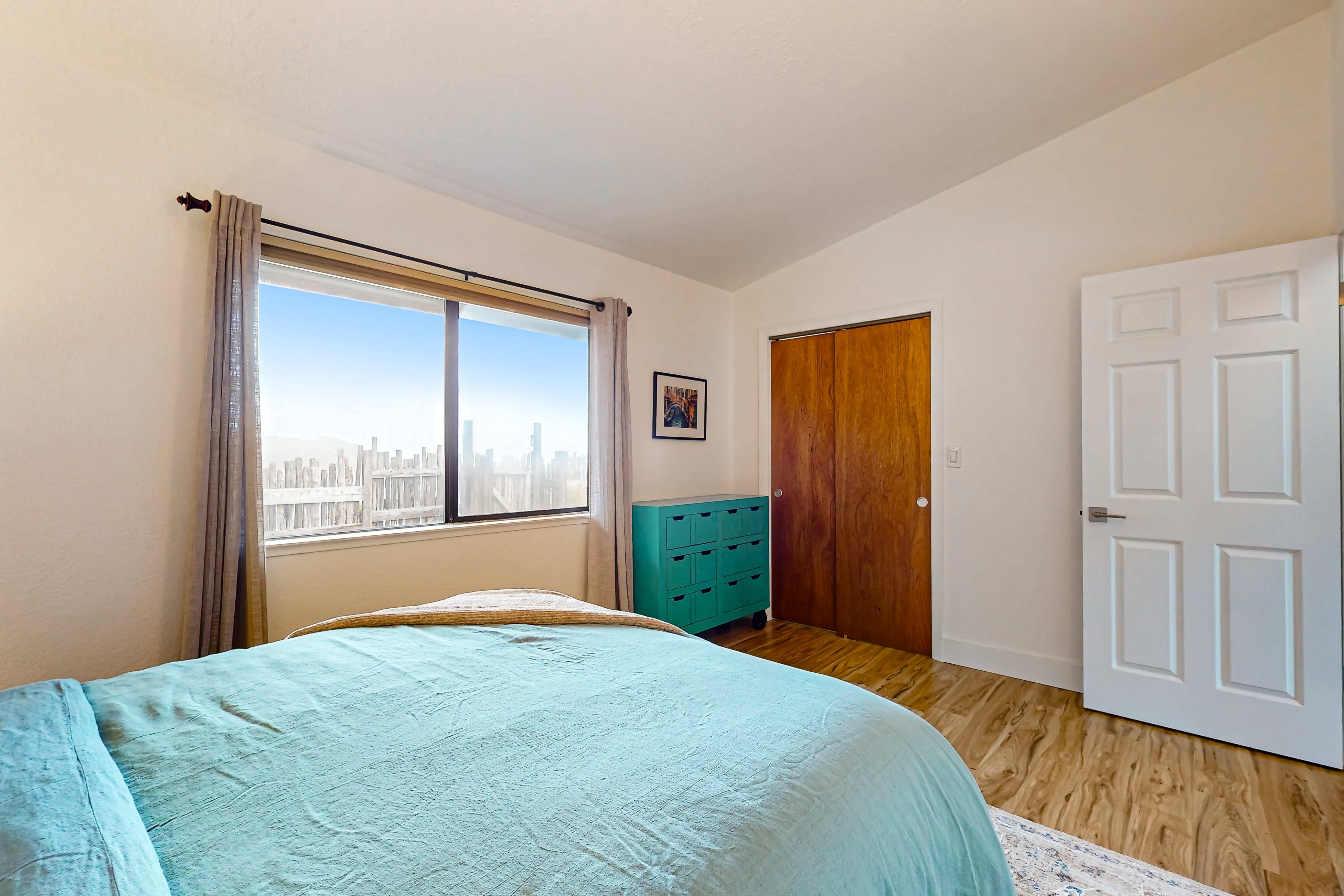 Ocean views with Abundant Wildlife and Hot Tub