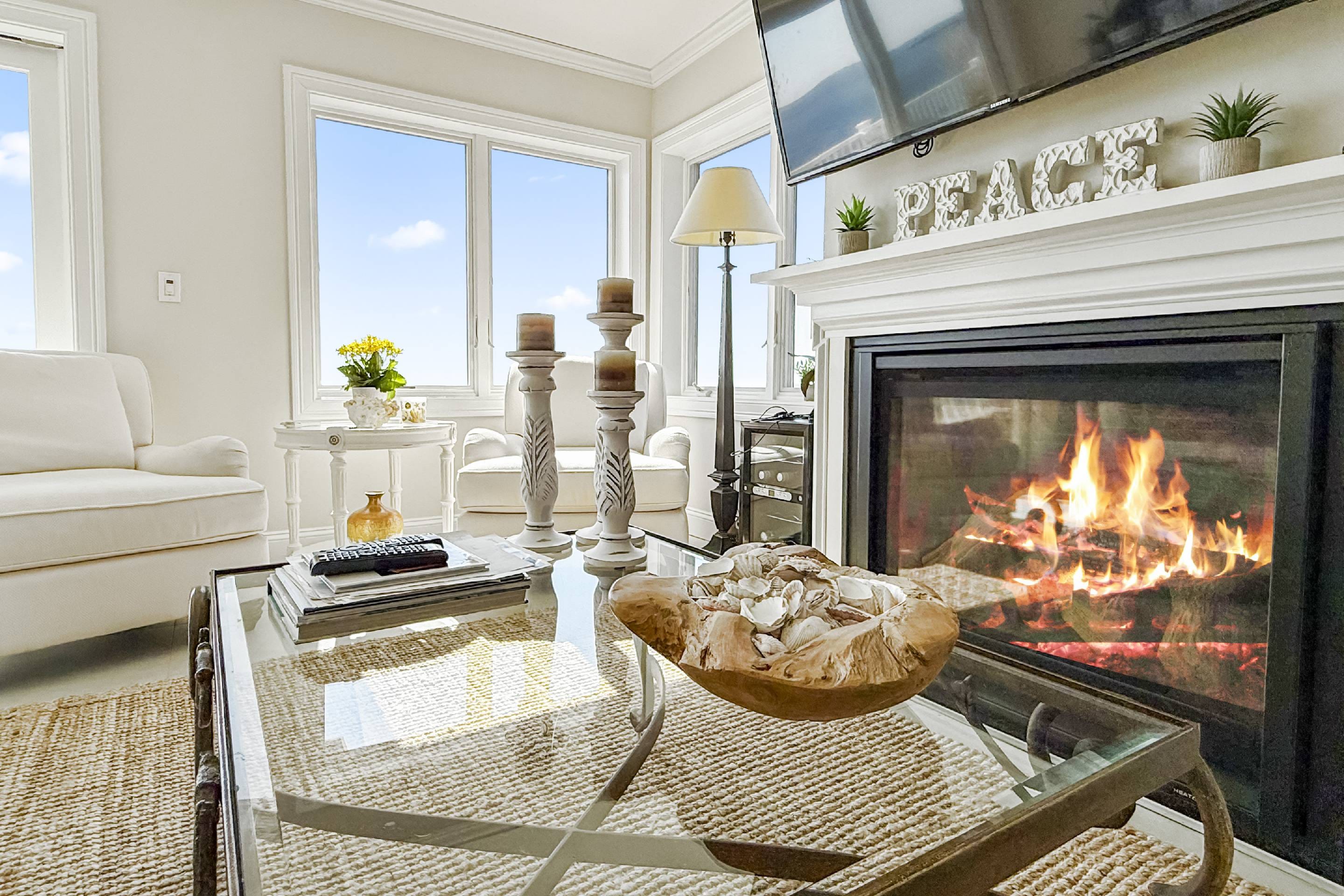 Setting Sun Waterfront Retreat on Hillside Setting Sun Waterfront Retreat on Hillside