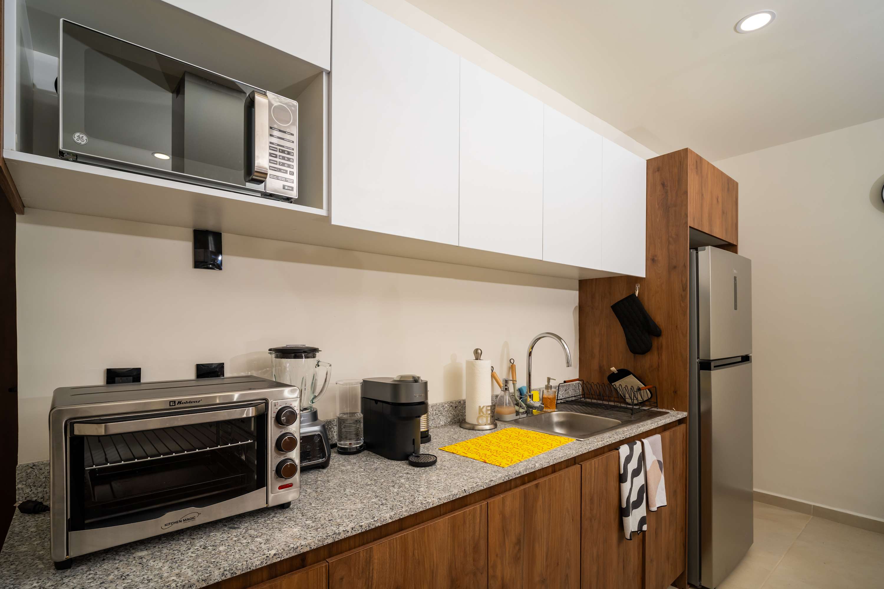 Modern retreat with Rooftop Pool + Work Lounge Modern retreat with Rooftop Pool + Work Lounge