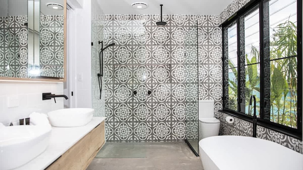 Azure Port Douglas - Luxury master ensuite with freestanding bath tub