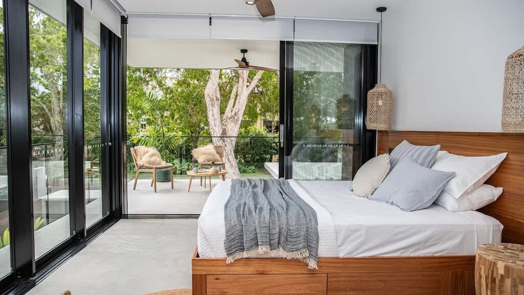 Azure Port Douglas - Generous Master bedroom with luxury ensuite and outdoor deck