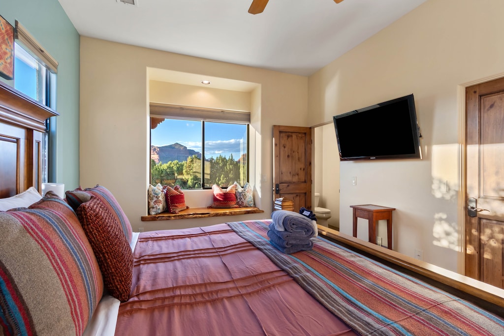 Guest bedroom 3 with access to Jack-n-Jill shared bath