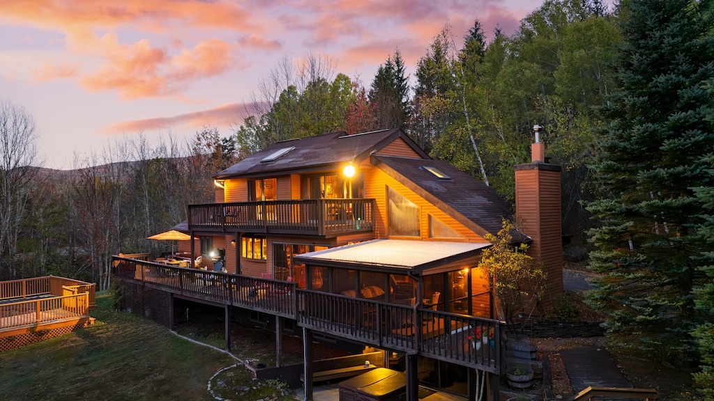 Warm lights, gorgeous decks, and a sky painted in gold. Welcome to your perfect cabin getaway.