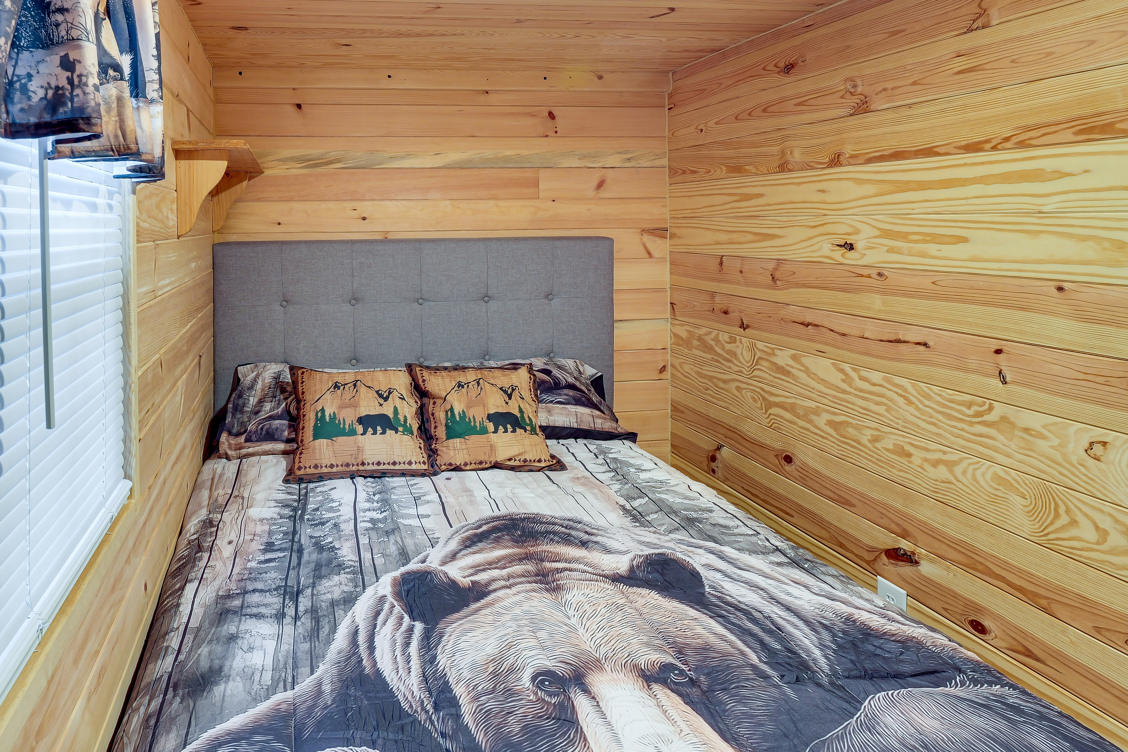 Waterfall Hikes & Fairways: Quiet Crossville Cabin