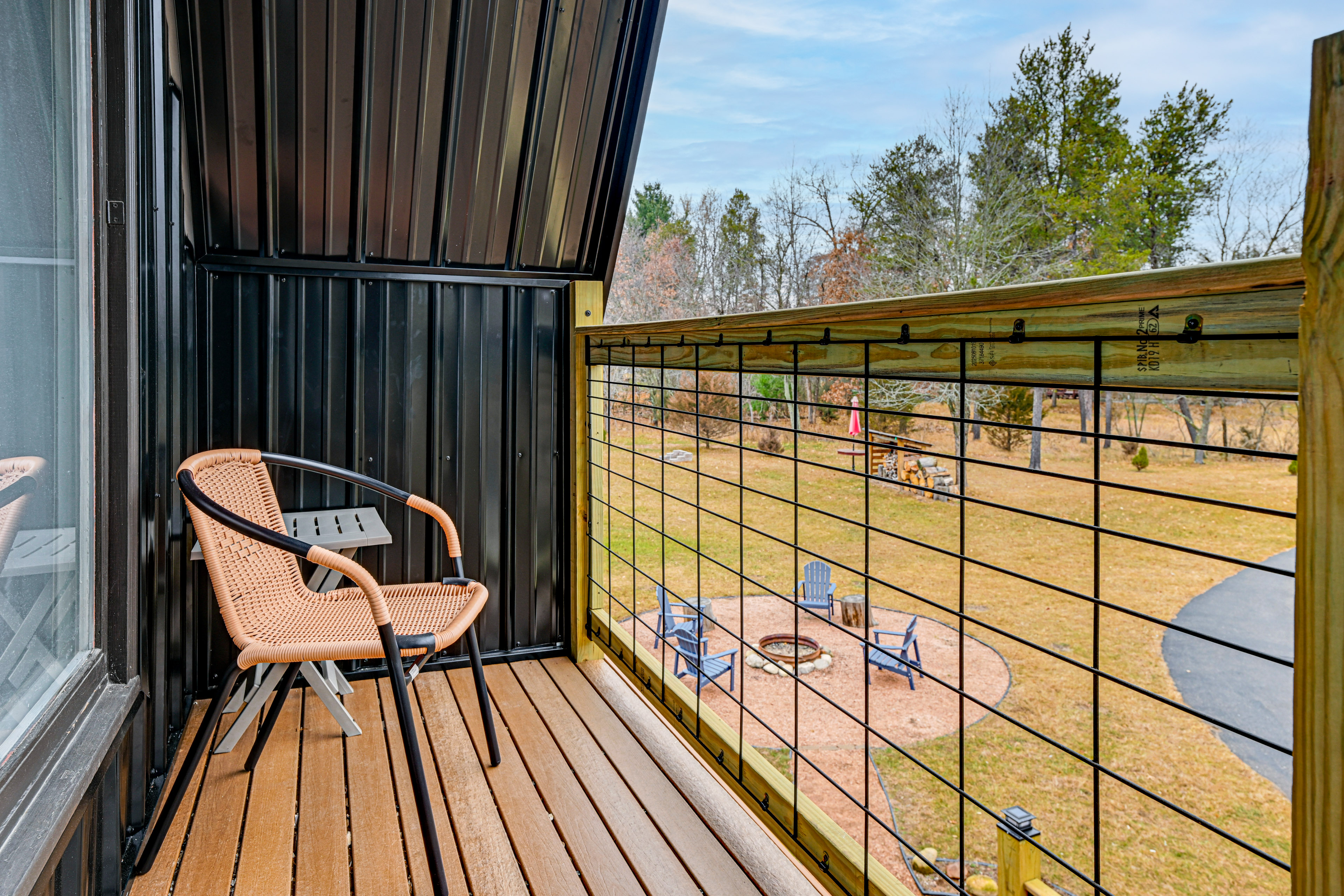 Cozy A-Frame Cabin: Steps to Lake Camelot Beach!