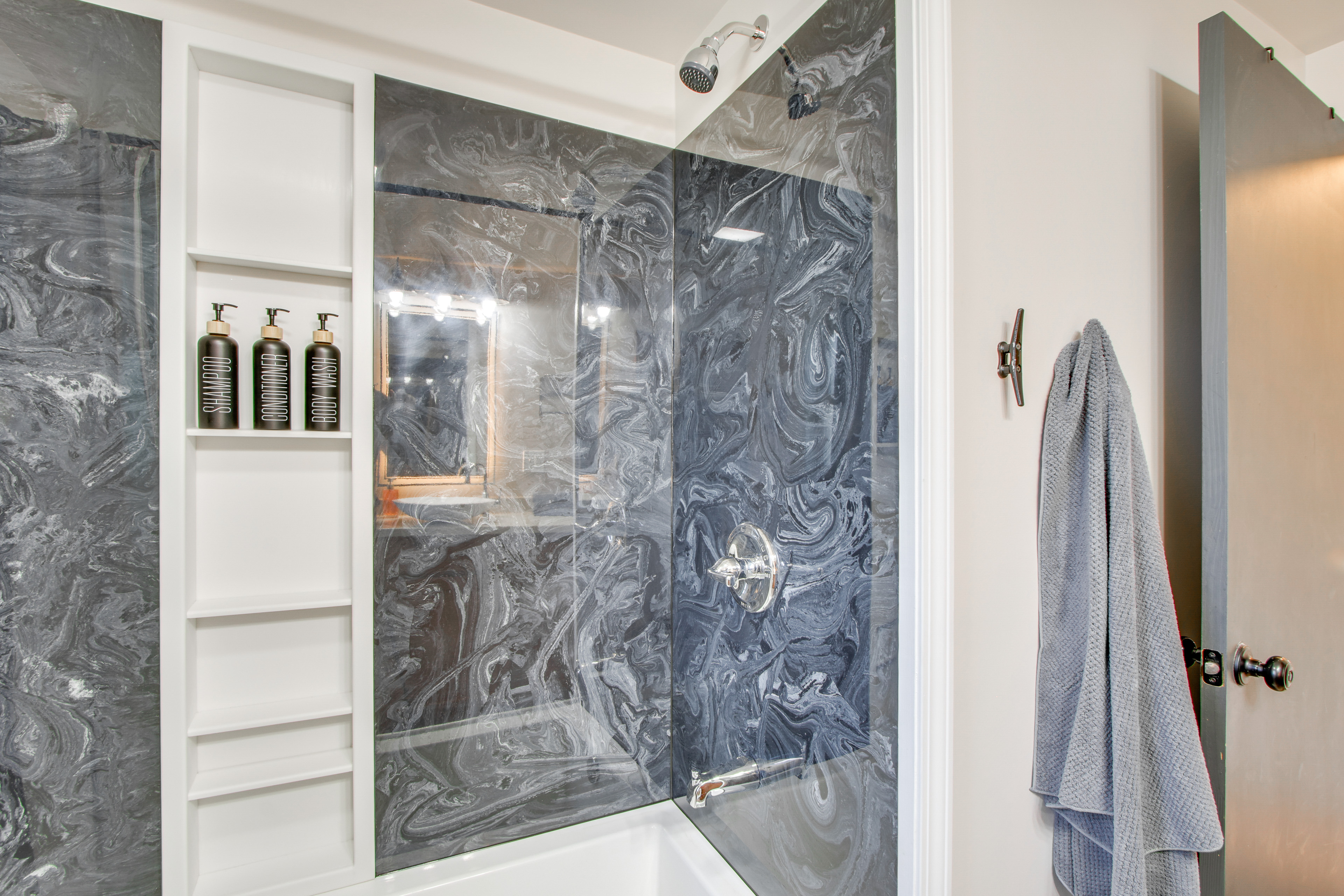 Fully Updated! Zanesville Home w/ River Views