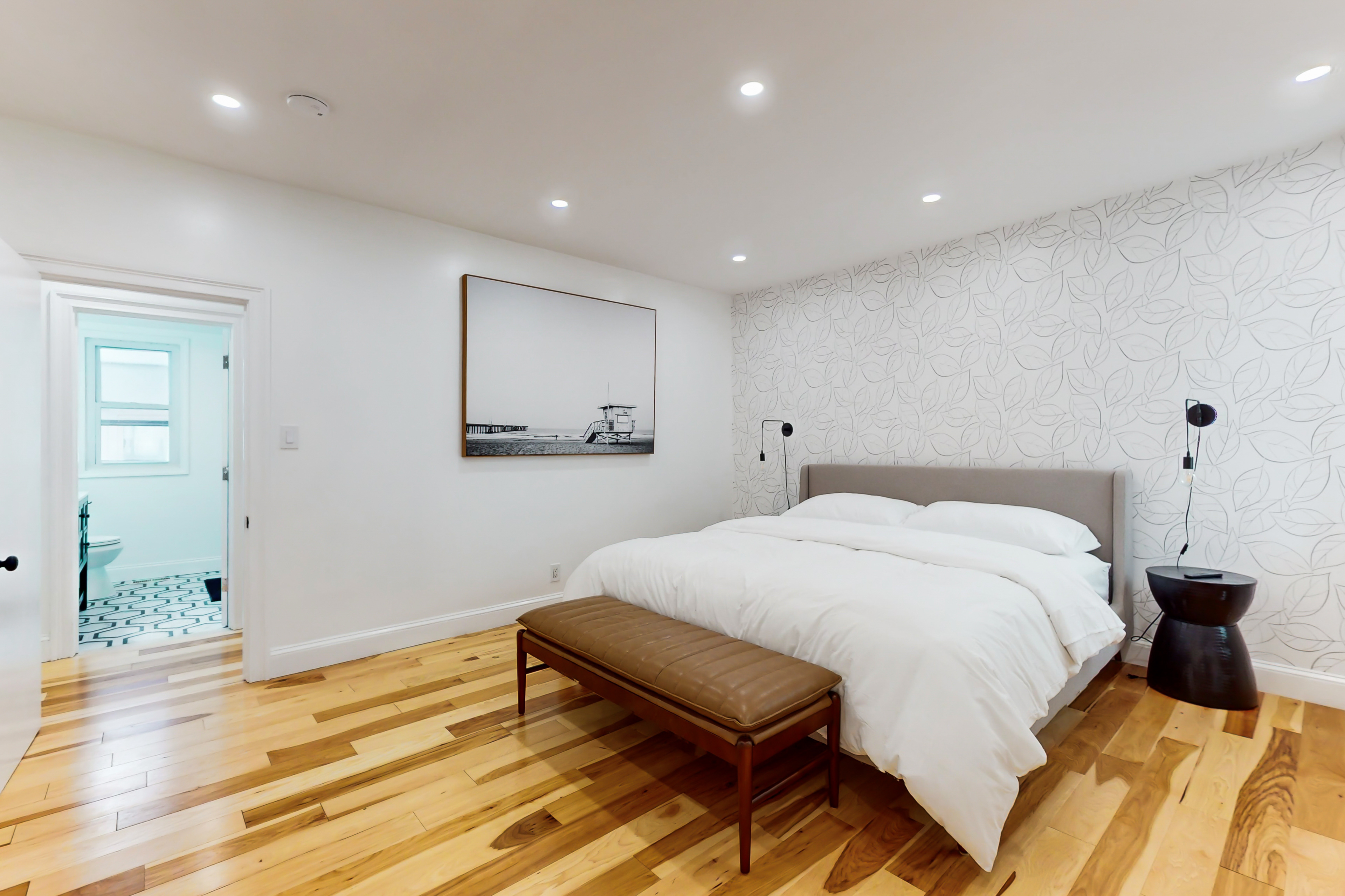 4BR Perfectly Located Home: Smart TVs, W & D, A/C