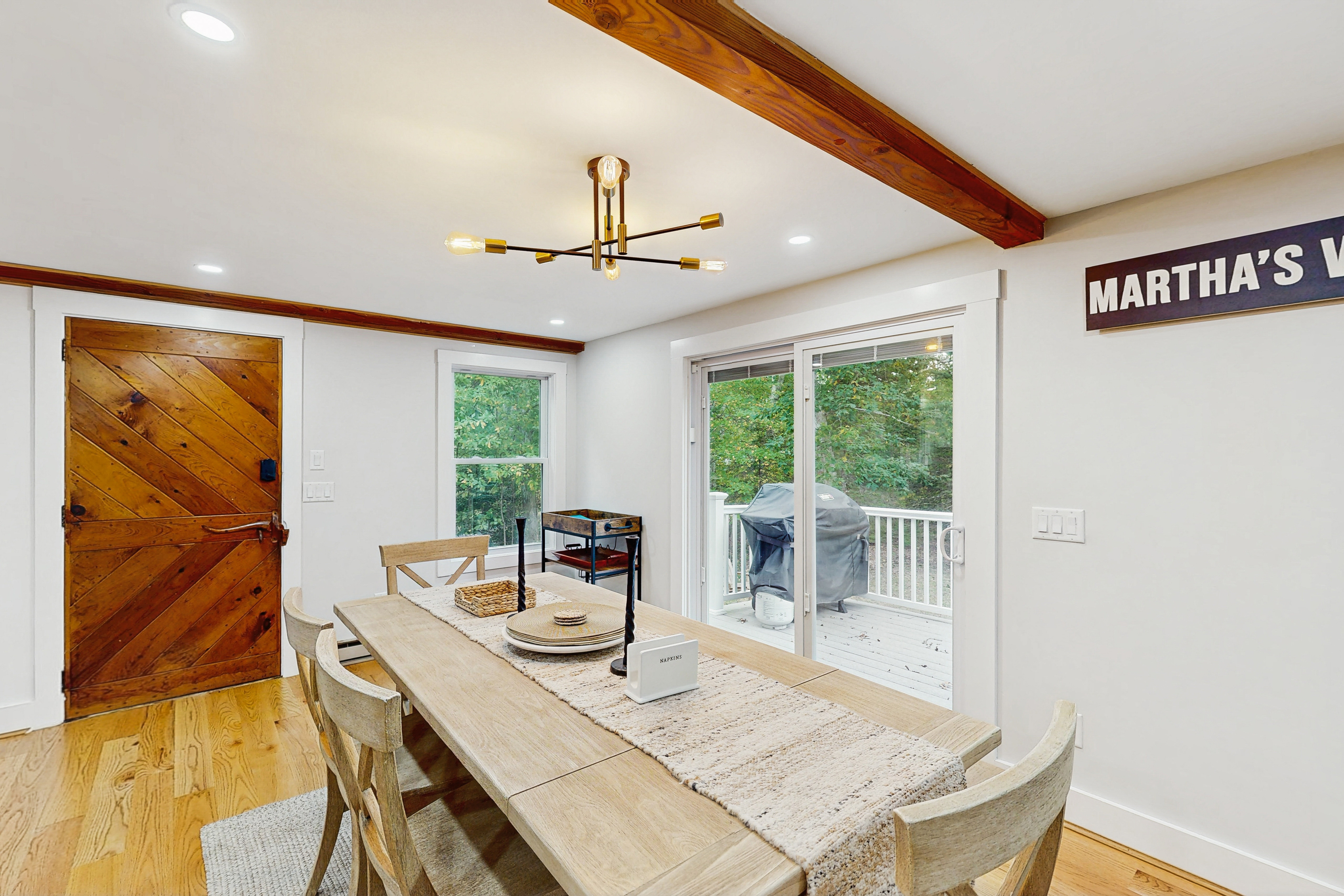 Bring Your Pup, Walk to Beach! Vineyard Haven Home