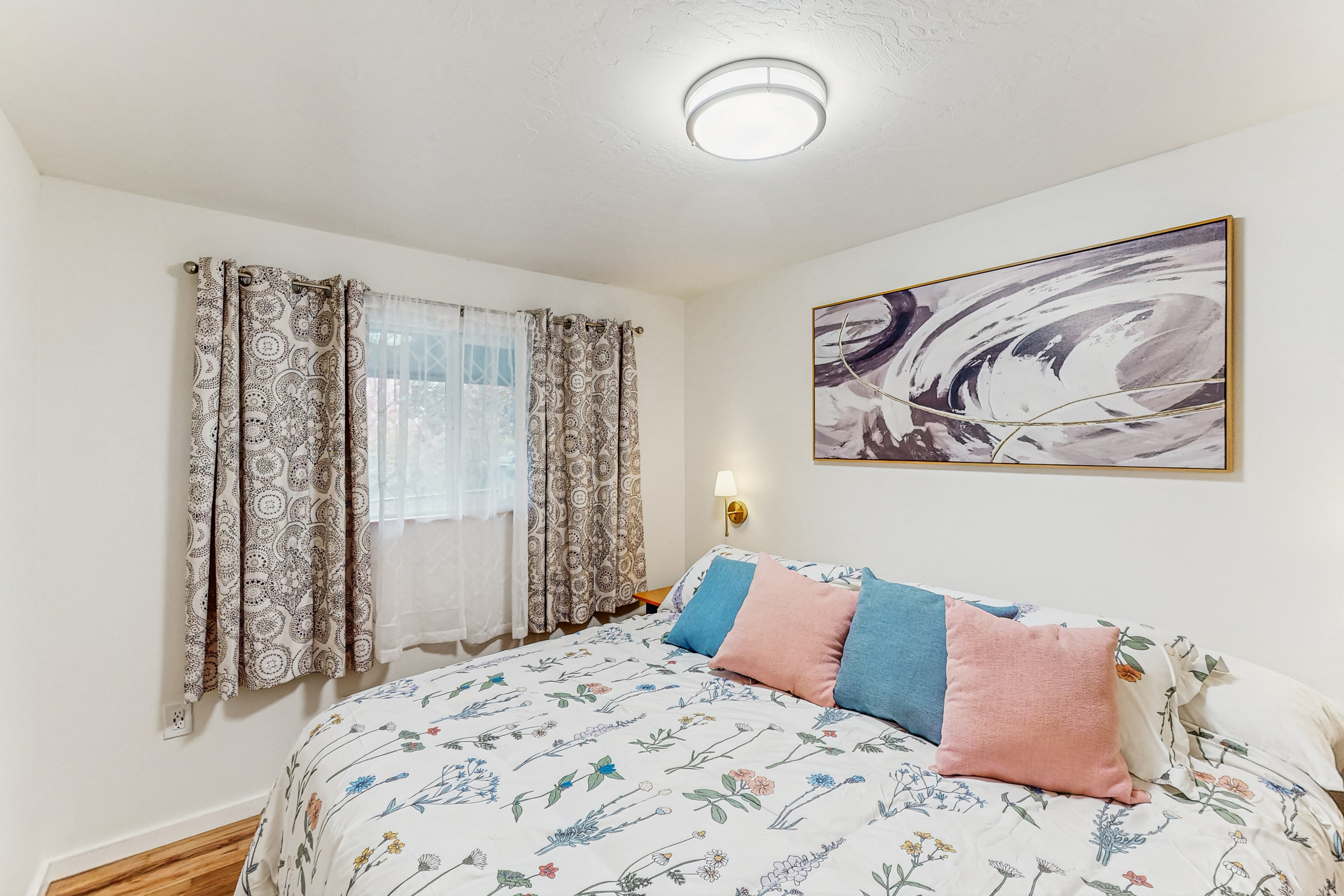 3BR Family-Friendly House w/ WiFi & Fireplace