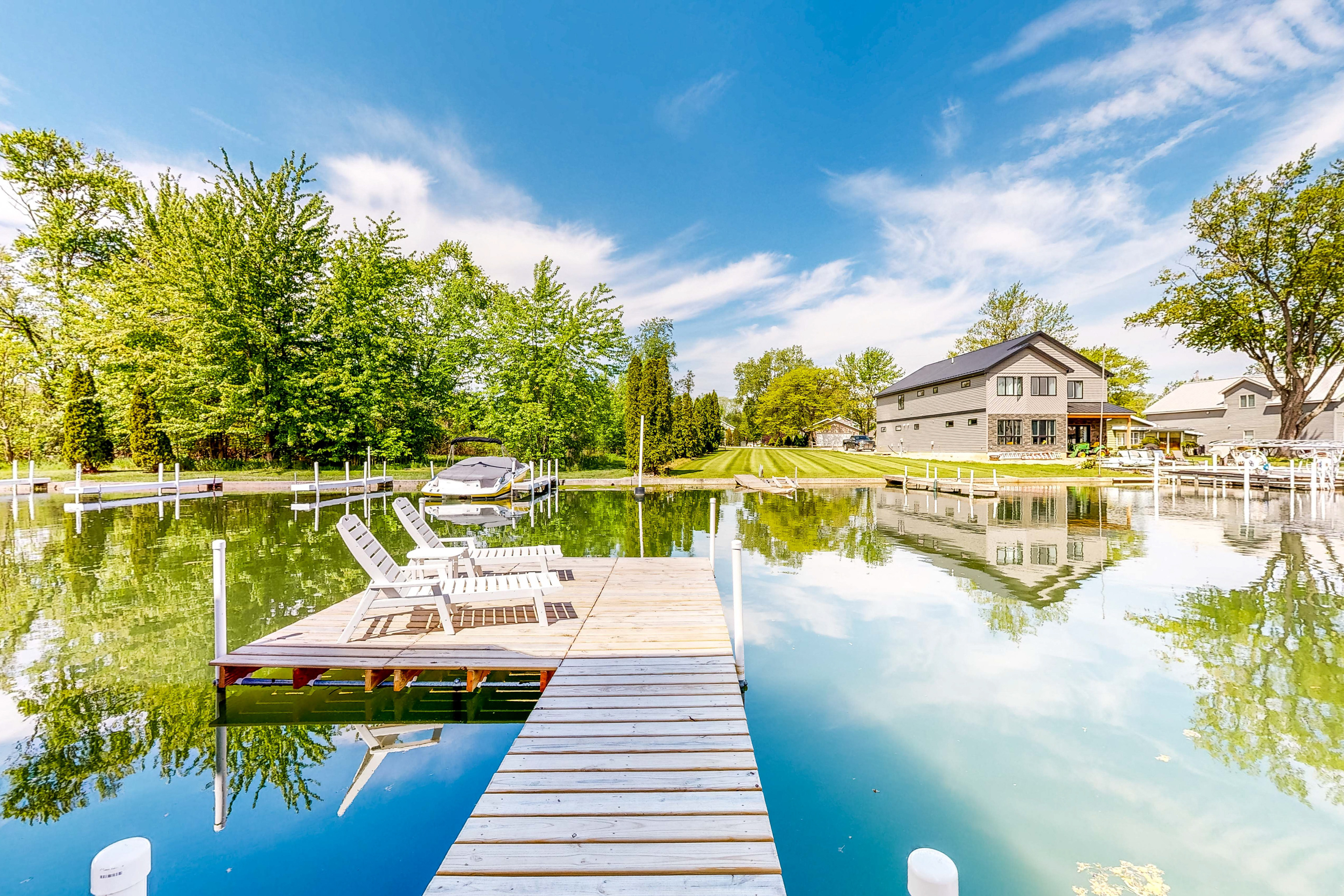 The Boat House w/ Dock: Enjoy Lake Life!