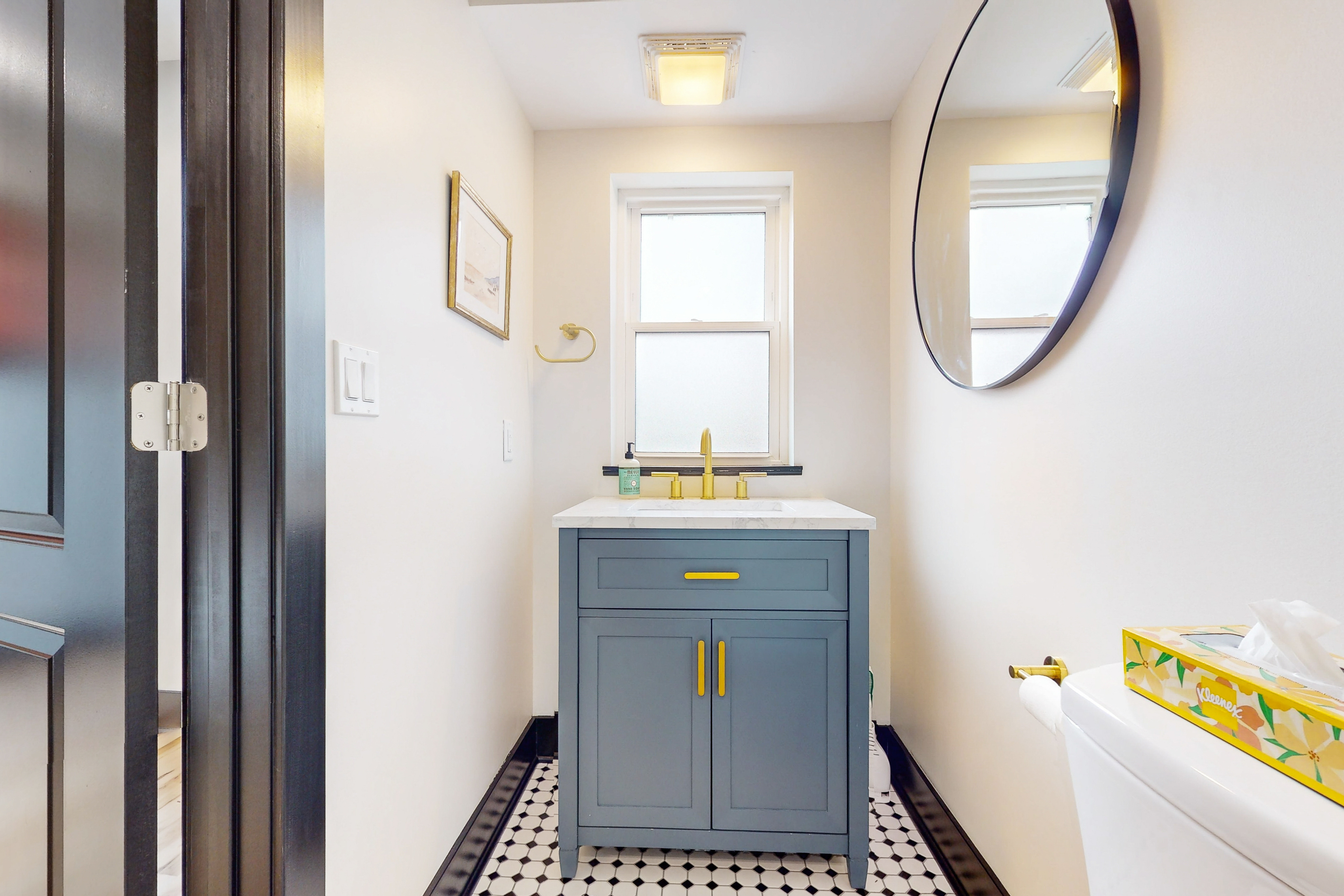 1 BR Apartment w/ Full Kitchen & Great Location