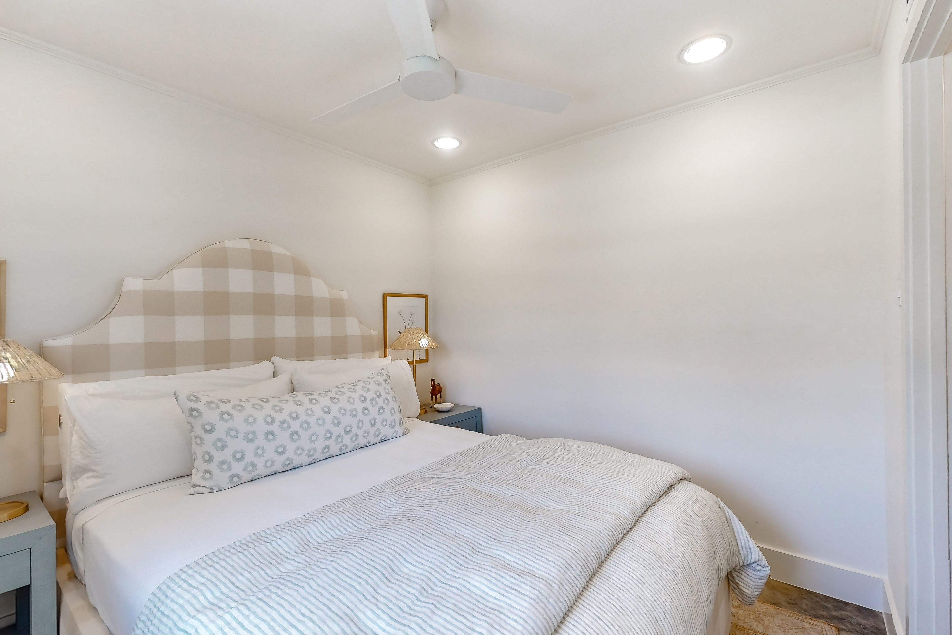 2BR Elegant Farmhouse Cottage w/ Porch & W & D