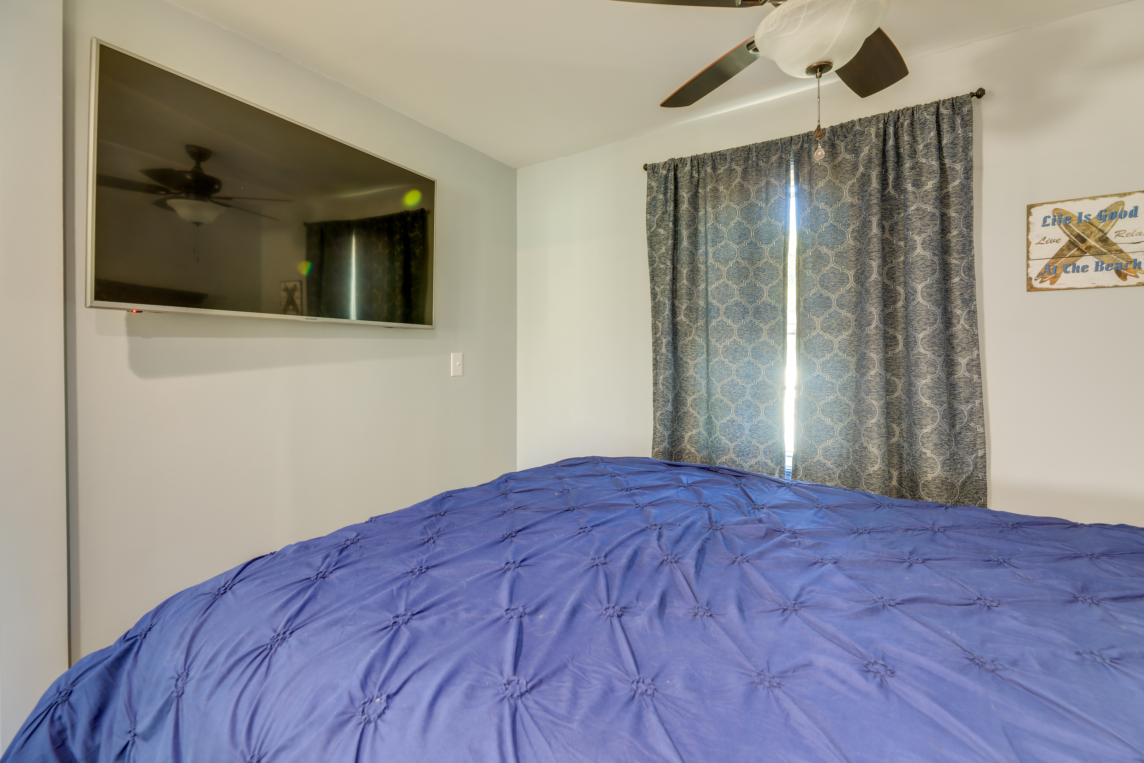 Walk to Fishing Pier, Newport Home w/ Deck!