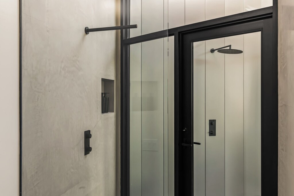 Bedroom 3 private indoor and outdoor shower.