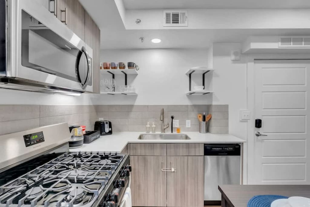 Complete kitchen with all the essentials.